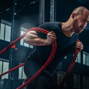 men-with-battle-rope-battle-ropes-exercise-in-the-A4RHGPQ