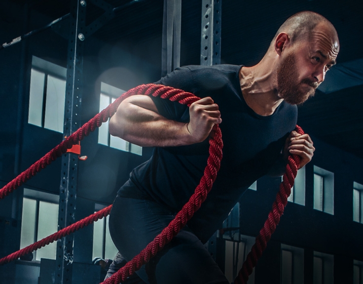 men-with-battle-rope-battle-ropes-exercise-in-the-A4RHGPQ